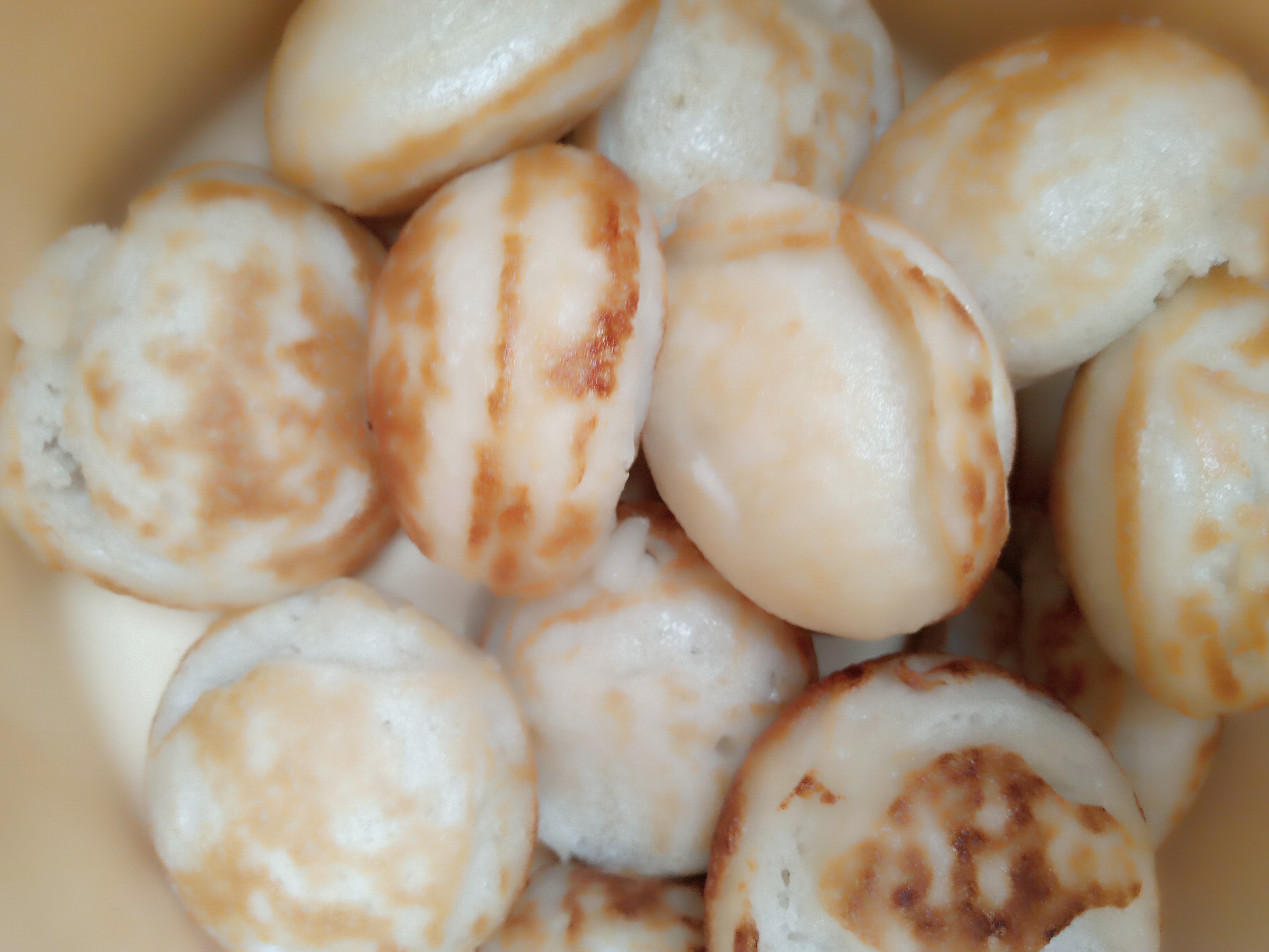 Lightly browned masa rice cakes